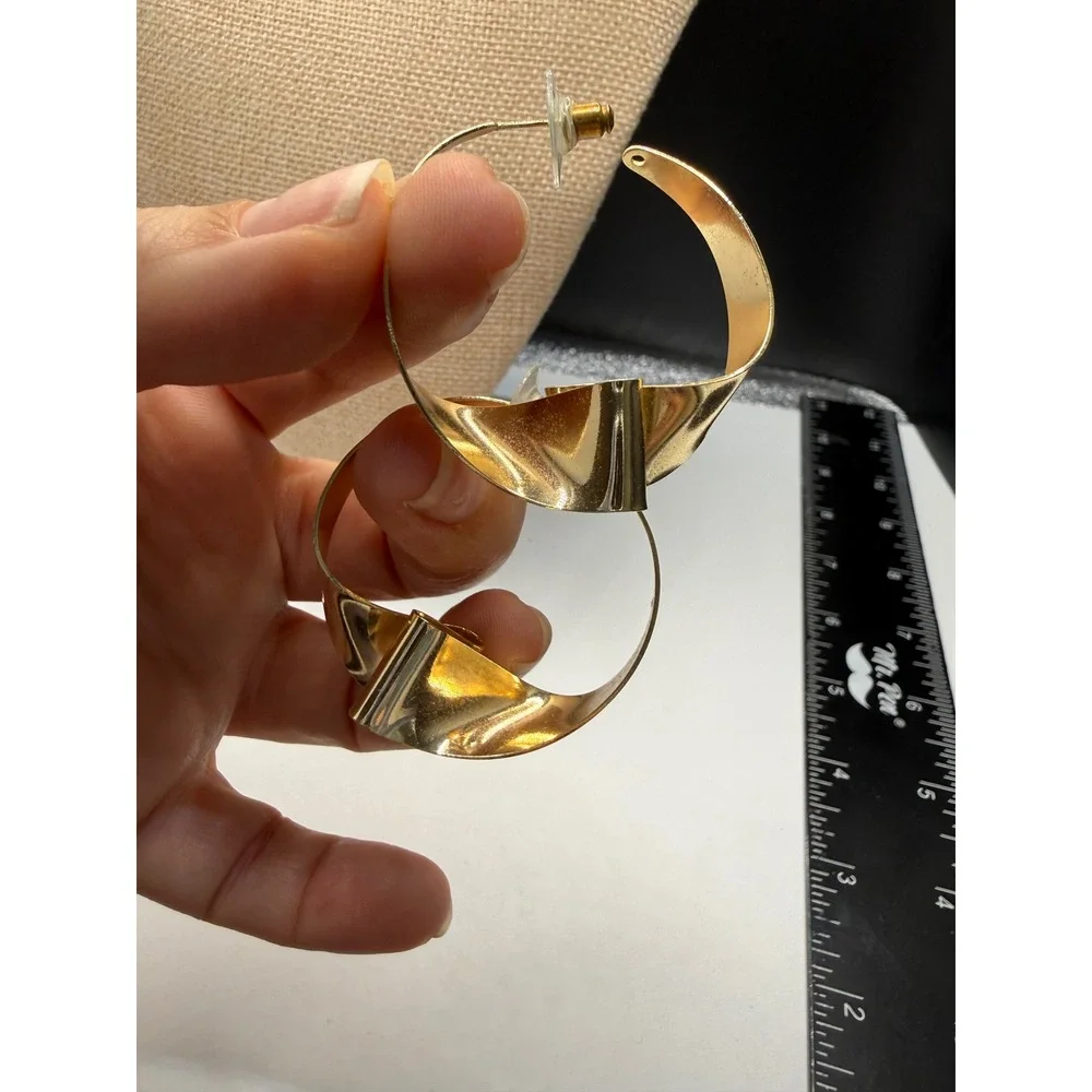 Gold Tone Sculptural Twisted Ribbon Hoop Earrings‎ Modern Statement Post Back